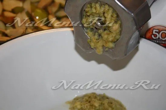 Острый перец перекрученные через мясорубку с оливковым маслом