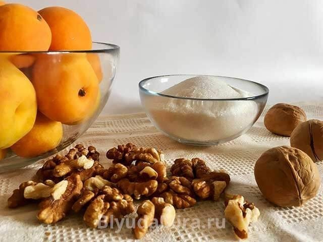 Томленные абрикосы с грецкими орехами