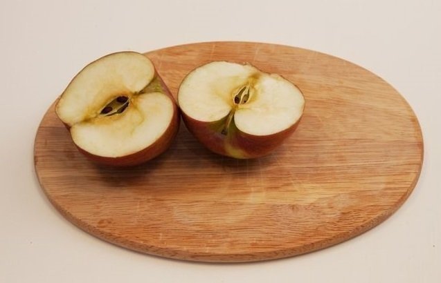 Яблоко разрезанное пополам