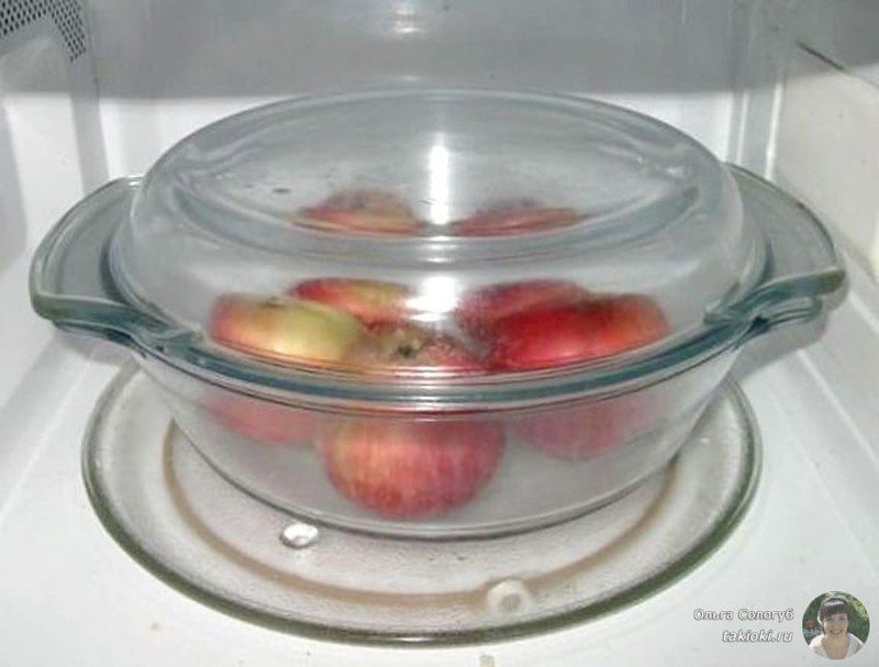Запечённые яблоки в микроволновке