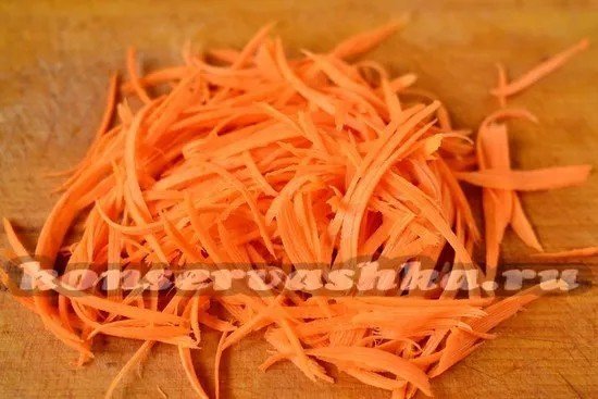 Кабачки натереть на терке для корейской моркови тушить