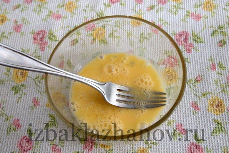 Взбитые яйца на сковороде с колбасой и сыром