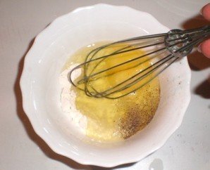Взбитые яйца с сахаром добавить в растопленный шоколад