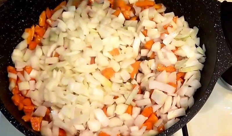 Куриное филе с луком и морковью в мультиварке