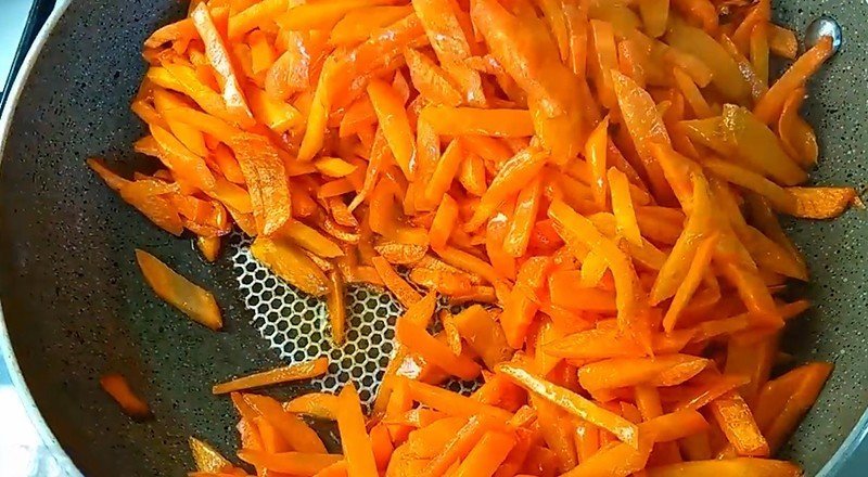 Жареные лук морковь и томатной пастой