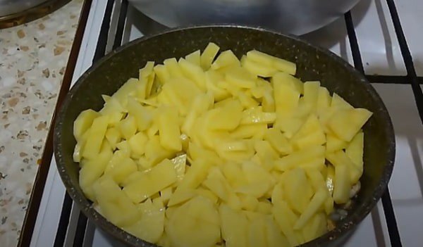 Картошка половинками на сковороде