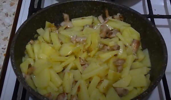 Вареная картошка с салом на сковороде