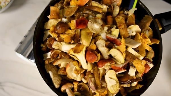 Жареная картошка с грибами лисичками и луком