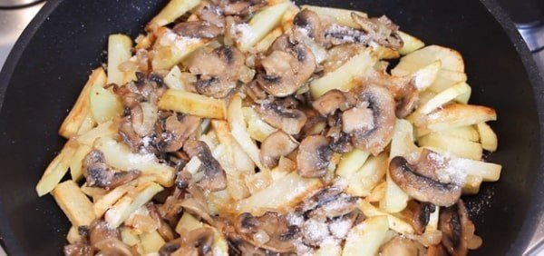 Жареная картошка с грибами шампиньонами и луком на сковороде