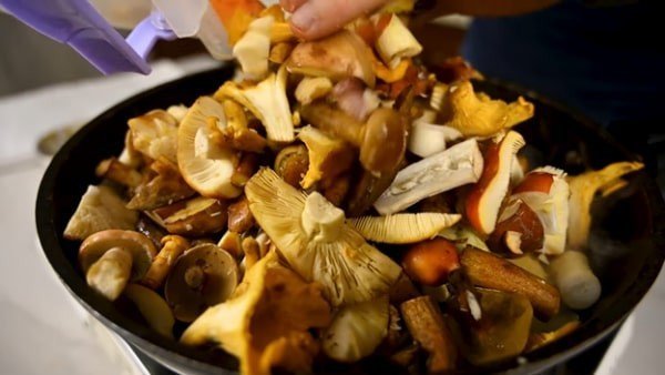 Жареная картошка с опятами и луком на сковороде рецепт