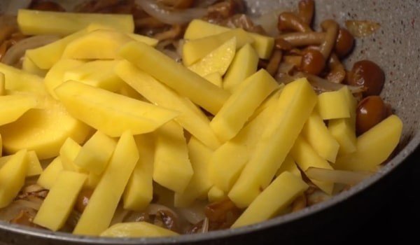 Жареная картошка с салом и луком