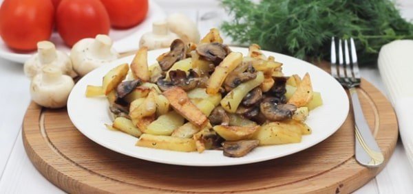 Жареная картошка с шампиньонами и луком на сковороде
