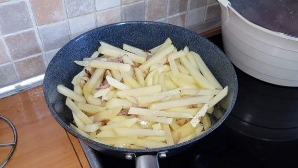 Жареная картошка тонкой соломкой на сковороде