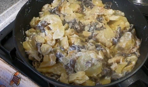 Жюльен из грибов классический рецепт в духовке со сметаной