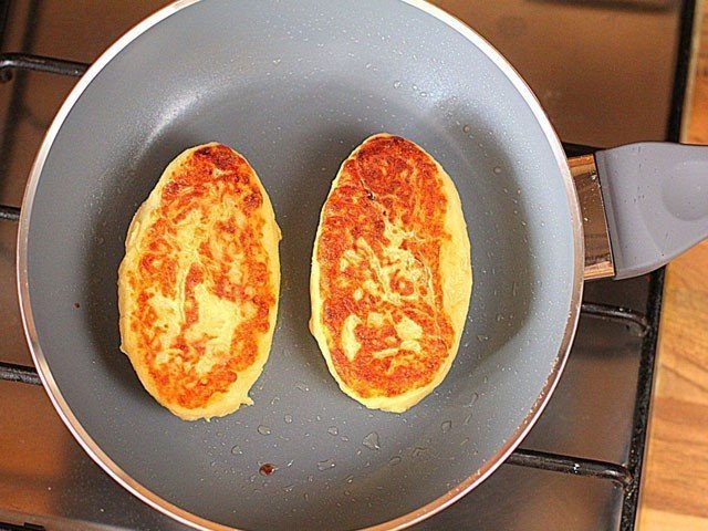 Зразы картофельные с яйцом и луком на сковороде