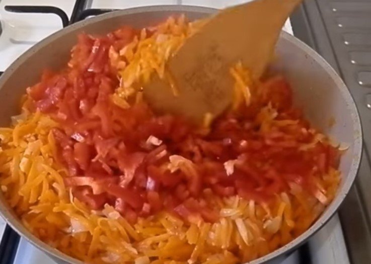 Минтай под маринадом из моркови и лука томатной пасты на сковороде