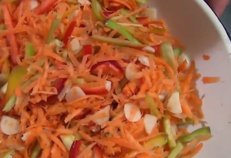 Салат из свежей капусты и корейской моркови
