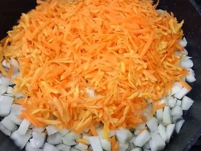 Нарезка лука с морковкой на гуляш