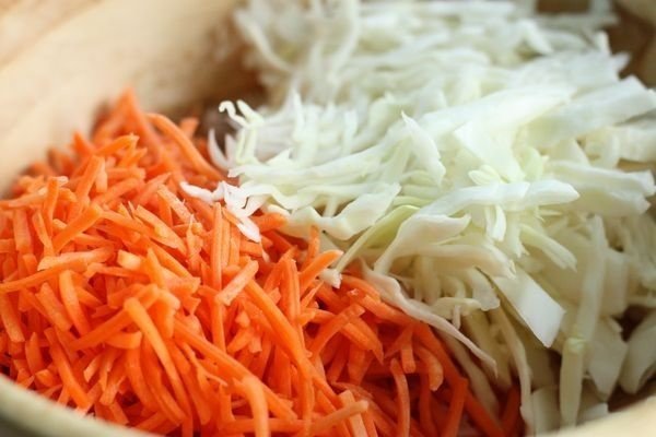 Салат из свежей моркови и сыра