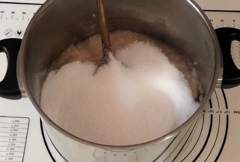 Для приготовления крема шарлот сахар с молоком уваривают до пробы на