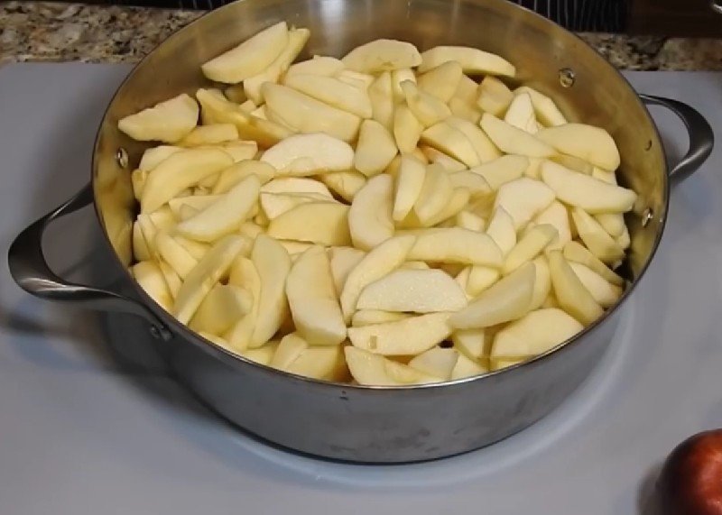 Тушеные яблоки на сковороде