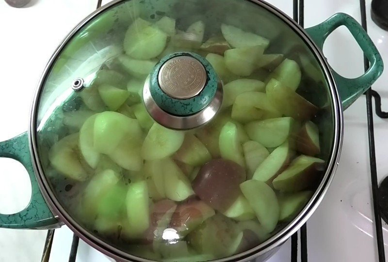 Выкладываем порезанные яблоки в кастрюле