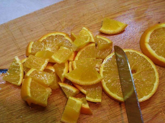 Апельсин порезанный дольками