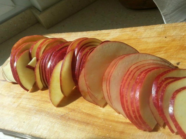 Нарезка яблок на тонкие дольки