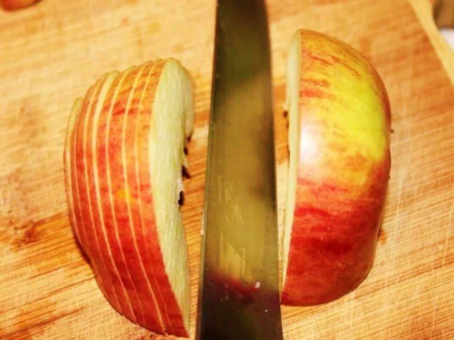 С яблоком с обычным ножом