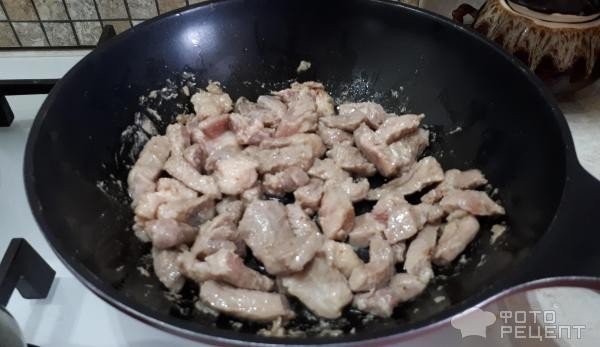 Куриное филе с луком на сковороде