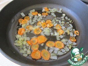 Кабачки с морковью кубиками жареные на сковороде