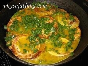 Кабачки жареные с помидорами и яйцом на сковороде