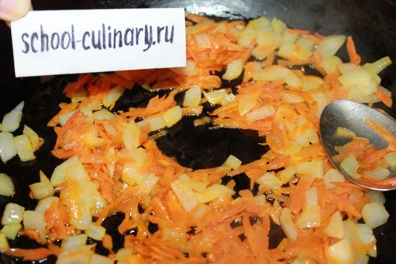 Рыбный салат с жареным луком и морковью