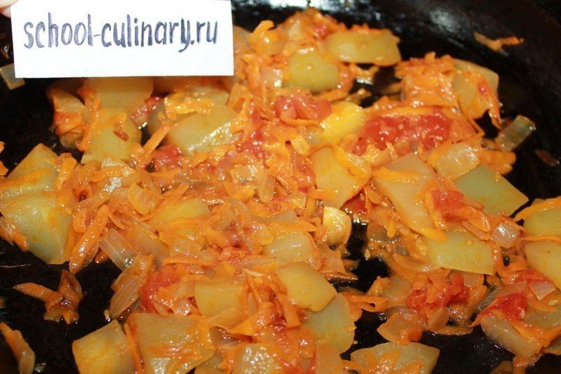Тушёные кабачки с овощами на сковороде