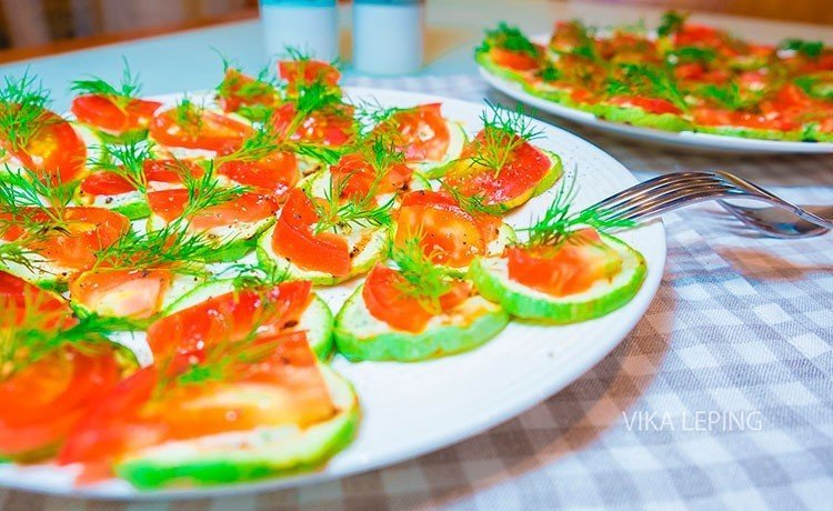 Жареные кабачки кружочками с чесноком и помидорами